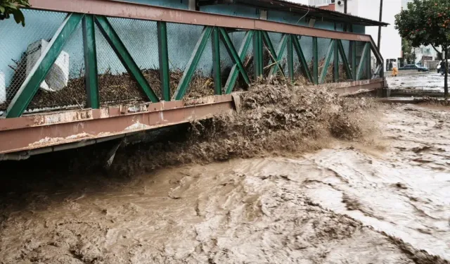 Mersin’de Sağanak Yağış Hayatı Olumsuz Etkiledi