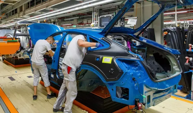 Otomobil Devi Fabrikayı Kapattı AB Çalışanlara Destek Verdi