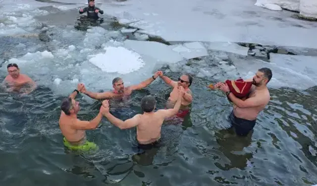 Rize’de Kış Yüzme Şenliği Nefes Kesti