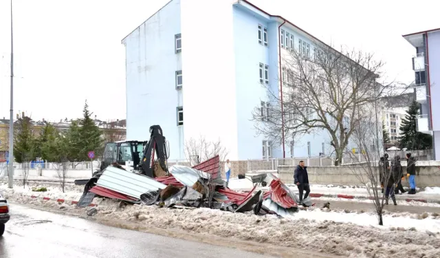 Ladik’te Kuvvetli Rüzgar Okul Çatısını Uçurdu