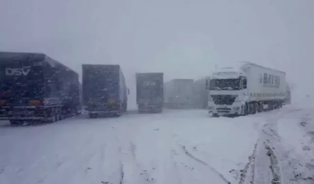 Kayseri’de Yoğun Kar Nedeniyle Kara Yolları Kapandı