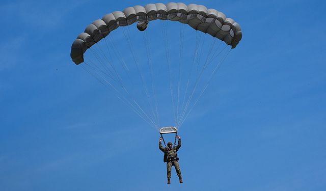 Türk Hava Kuvvetlerinden Nefes Kesen Paraşüt Eğitimi