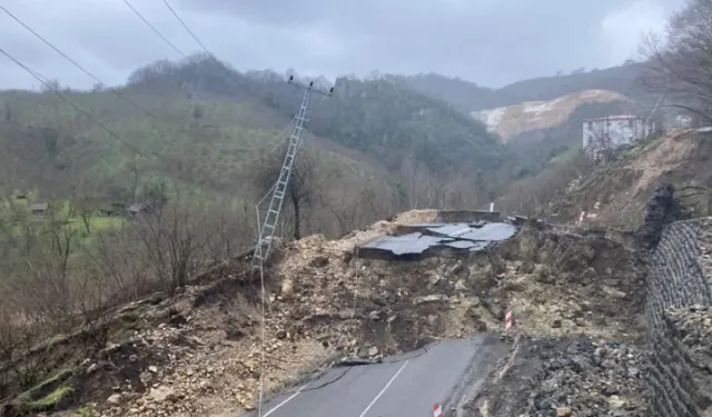 Ünye Akkuş Yolunda Heyelan Ulaşımı Durdurdu