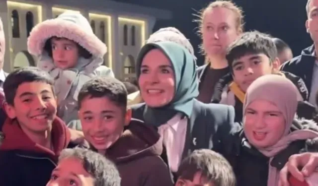 Bakan Göktaş Çocuklarla İlahi Söyledi