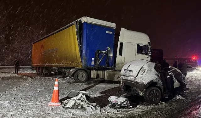 Erzurum’da Tırla Çarpışan Araçta 4 Kişi Hayatını Kaybetti