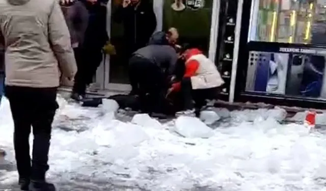 Ağrı Ve Erzurum’da Çatıdan Düşen Kar Tehlike Saçtı