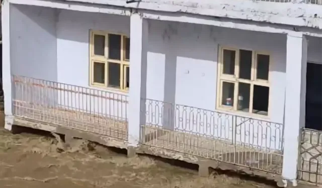 Bitlis Çayı Taştı Evlerin Balkonuna Ulaştı