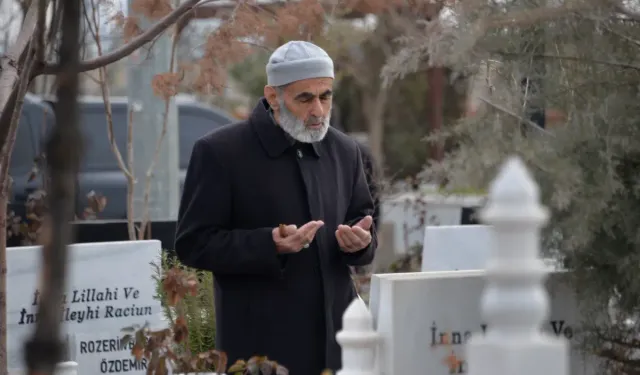 Diyarbakır’da Deprem Şehitleri Kabirleri Başında Anıldı