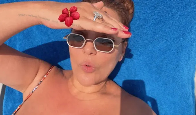 Demet Akalın’ın Dubai Tatilinde Tektaş Detayı