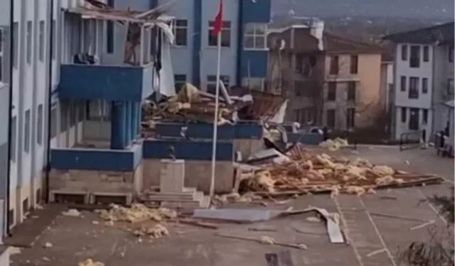 Düzce’de Lisenin Çatısı Rüzgarla Uçtu