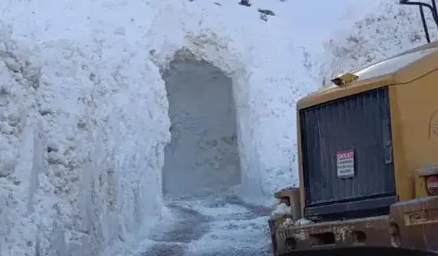 Bahçesaray’da Kar Tüneliyle Ulaşım