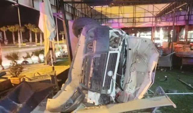 Kuşadası’nda Araç Mağazaya Girdi 2 Yaralı