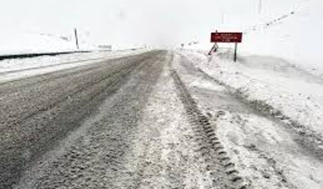 Ardahan-Şavşat Yolunda Çığ Temizlendi