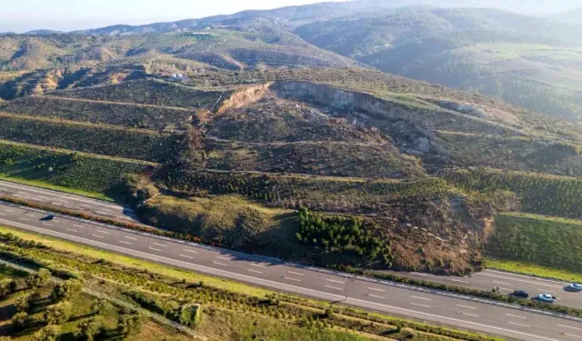 Manisa Geçişinde Heyelan Otoyolda Ulaşımı Aksattı