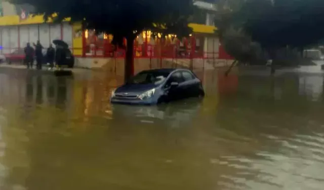 Antalya'da Sel Felaketi Hayatı Felç Etti