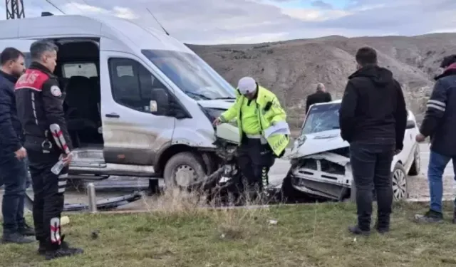 Beypazarı’nda Otomobil ve Minibüs Çarpıştı: 4 Yaralı
