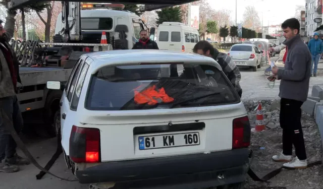 Trabzon Ortahisar'da Otomobil Kaldırıma Çarptı Yan Yattı