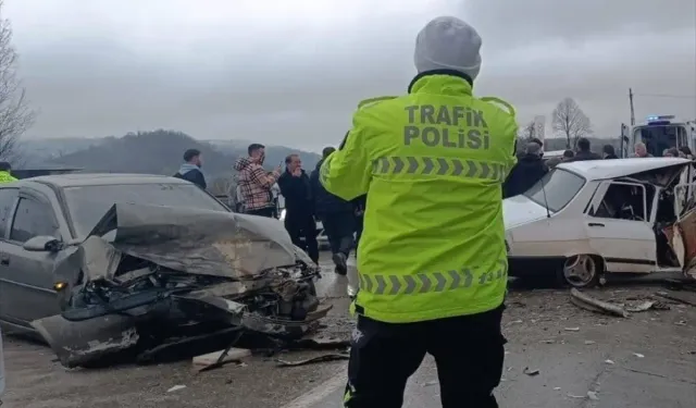 Fatsa’da İki Otomobil Çarpıştı, 2 Sürücü Yaralandı