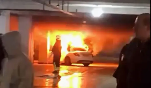 Üniversite Otoparkında Otomobil Alev Aldı