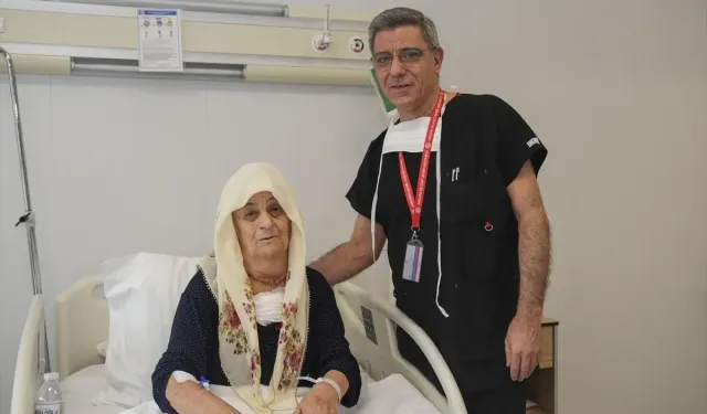 30 Yıl Erteledi 2 Kiloluk Guatr Alındı