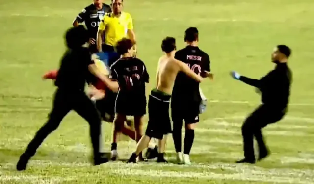 Messi Maçta Sahaya Giren Taraftarlar Arasında Yere Düştü