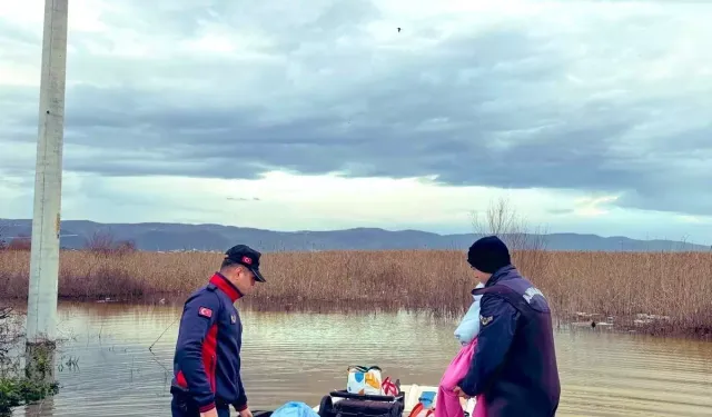 Ulubat Gölü Taştı, Aile Botla Kurtarıldı