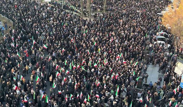 Tahran’da Hamaney İçin Kitlesel Yürüyüş