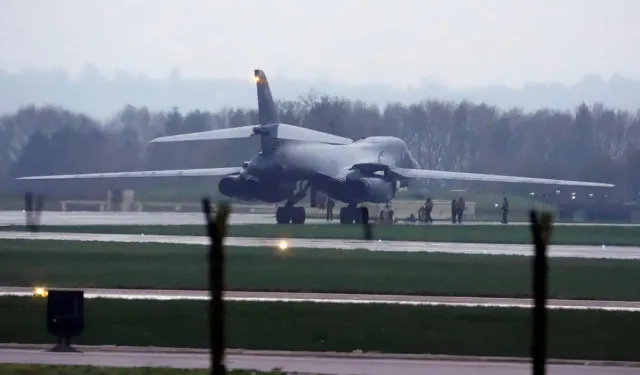 ABD Bombardıman Uçağı İngiltere’deki Üsse İndi