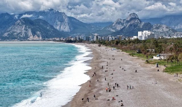 Antalya’da Güneş Açtı Sahiller Doldu