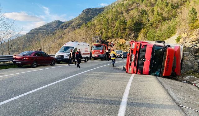 Artvin’de Devrilen TIR Şoförü Ağır Yaralandı