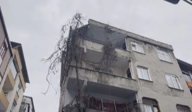 Bağcılar’da Bina Çatısı Çöktü Araçlar Hasar Gördü