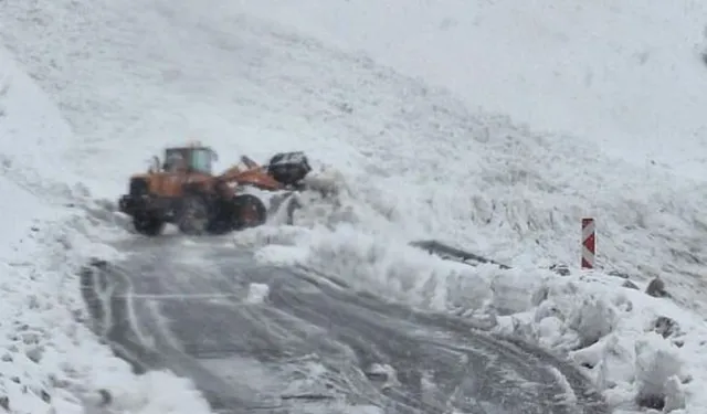 Hakkari Yolunda Çığ Nedeniyle Otobüs Mahsur Kaldı