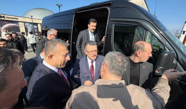 Trabzon’da Dikkat Çeken An Vatandaş İçin Araçtan İndi