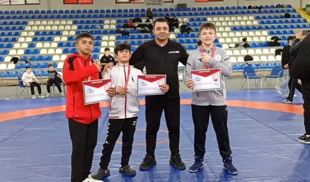 Erzincanlı Güreşçilerden Bölge Şampiyonluğu