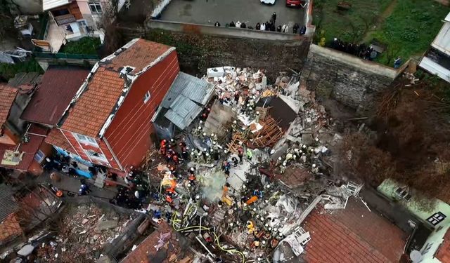 Fatih’te Patlama İki Bina Çöktü Yaralılar Var