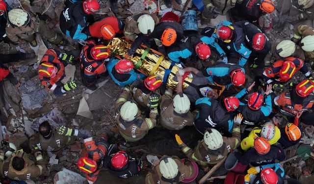 Fatih’te Enkazdan Kurtarma Anları