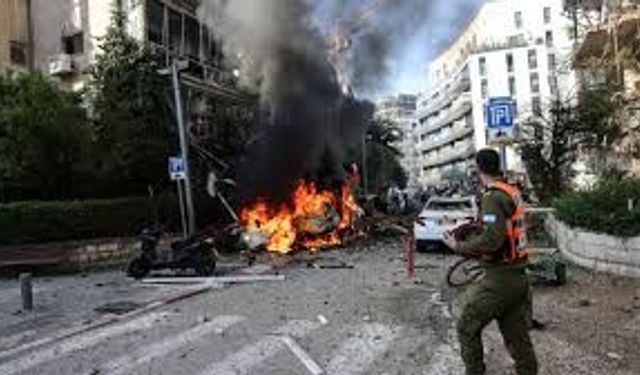 İran'dan Tel Aviv'e Füze Saldırısı Yaralılar Var