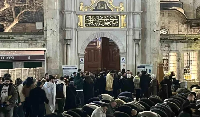 Kadir Gecesi’nde Eyüpsultan Camii Doldu Taştı