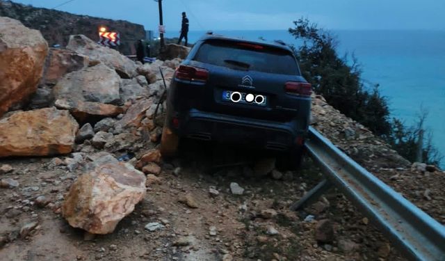 Mersin Aydıncık’ta Heyelan Ulaşımı Felç Etti