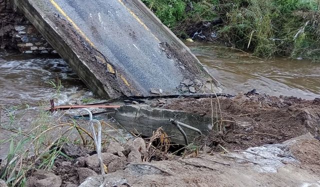Milas’ta Yağış Köprüyü Çökertti Ulaşım Aksadı