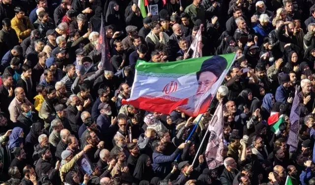 İran Halkı Meydanlarda Toplanıyor