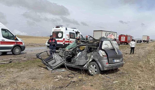 Aksaray’da Otomobil Tıra Çarptı 1 Kişi Hayatını Kaybetti