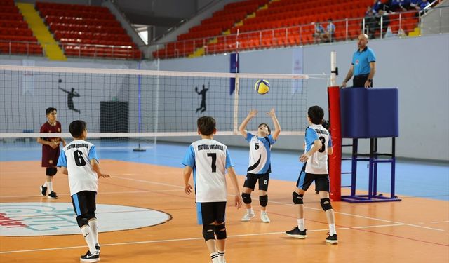 Trabzon’da Okul Sporları Voleybol Heyecanı Başladı
