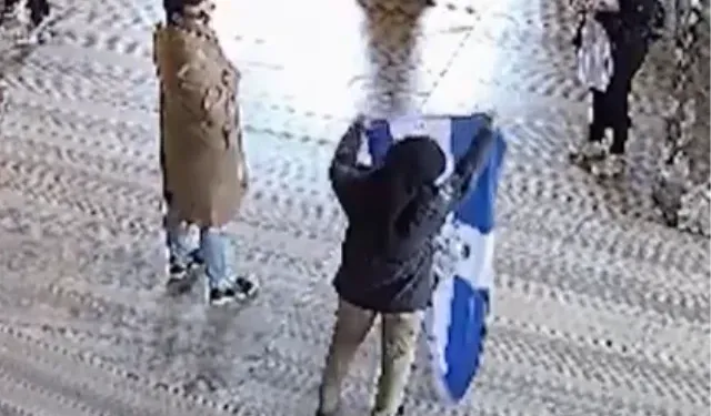 Ayasofya’da Bayrak Açan Turistler Tutuklandı