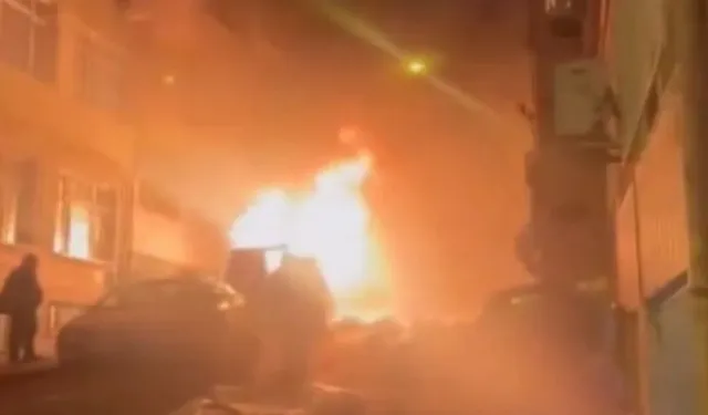 Fatih’te Park Halindeki Araç Alevlere Teslim Oldu