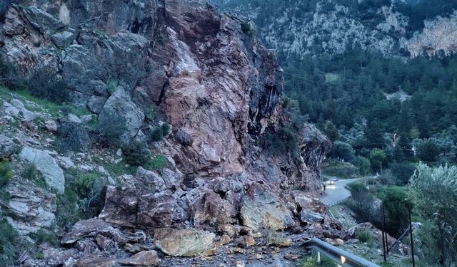 Fethiye’de Kaya Düşmesi Yolu Ulaşıma Kapattı