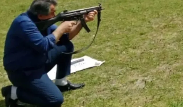 Müdürün Silahlı Paylaşımı Tepki Çekti