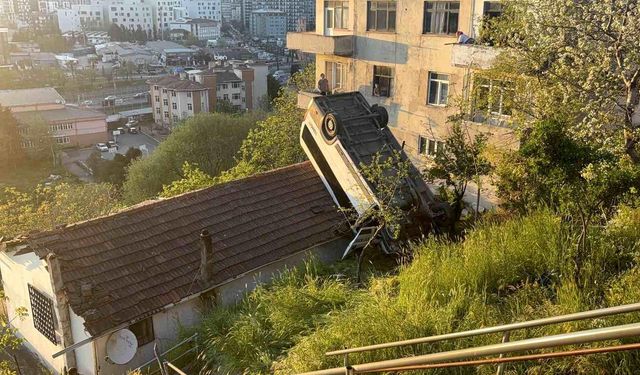 Kağıthane’de Servis Aracı Çatıya Uçtu