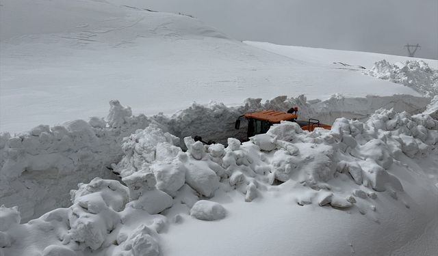 Erzincan’da Nisan Ayında 4 Metrelik Kar