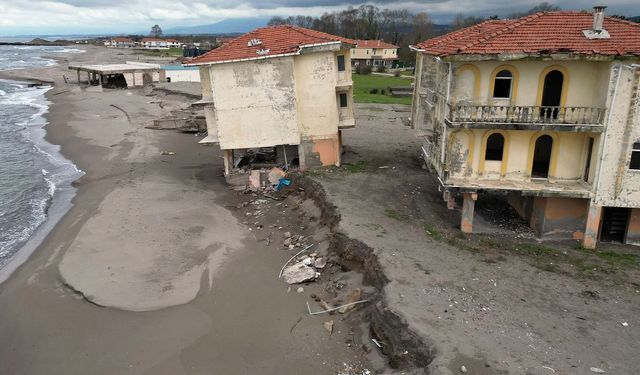 Karasu Sahilinde Erozyon Tatil Köyünü Tehdit Ediyor